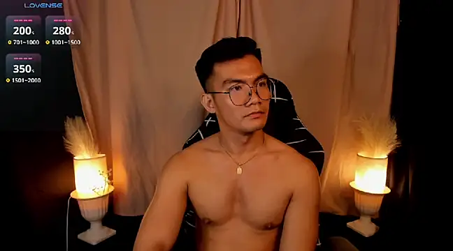 Snapshot of 000batman000 chatting on 02-19-25, 04:44 000batman000 online show from 02-19-25, 04:44