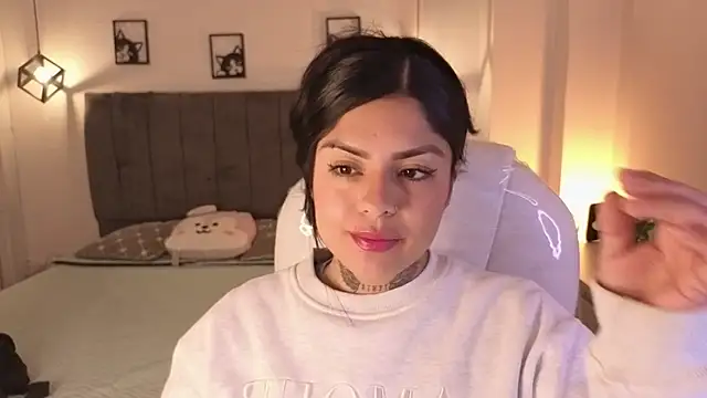 Snapshot of Catalinaa_martinez chatting on 10-13-25, 03:19 Catalinaa martinez online show from 10-13-25, 03:19