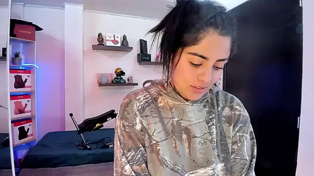 Snapshot of Catalinaa_martinez chatting on 02-24-25, 07:30 Catalinaa martinez online show from 02-24-25, 07:30