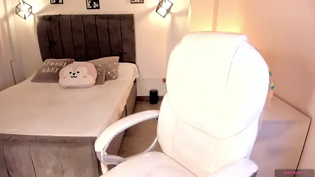 Snapshot of Catalinaa_martinez chatting on 09-18-25, 02:47 Catalinaa martinez online show from 09-18-25, 02:47