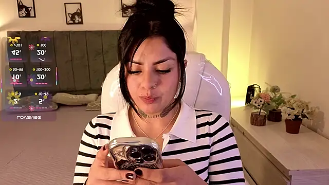 Snapshot of Catalinaa_martinez chatting on 12-05-25, 03:05 Catalinaa martinez online show from 12-05-25, 03:05