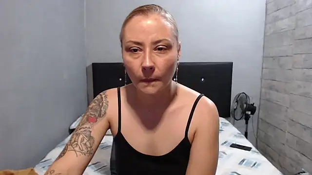 Snapshot of cataanderson_ chatting on 06-10-26, 07:37 cataanderson online show from 06-10-26, 07:37