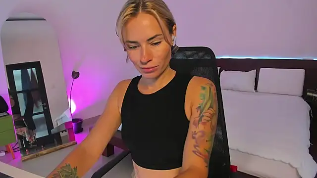 Snapshot of holy_khloe chatting on 02-13-25, 02:23 holy khloe online show from 02-13-25, 02:23