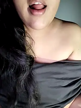 Snapshot of Annerae chatting on 09-21-25, 04:23 Annerae online show from 09-21-25, 04:23