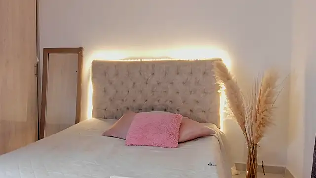 Snapshot of mariam_hill chatting on 09-19-25, 10:14 mariam hill online show from 09-19-25, 10:14