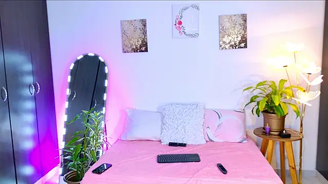 Snapshot of SarahCinnamon- chatting on 04-30-26, 08:57 SarahCinnamon- online show from 04-30-26, 08:57