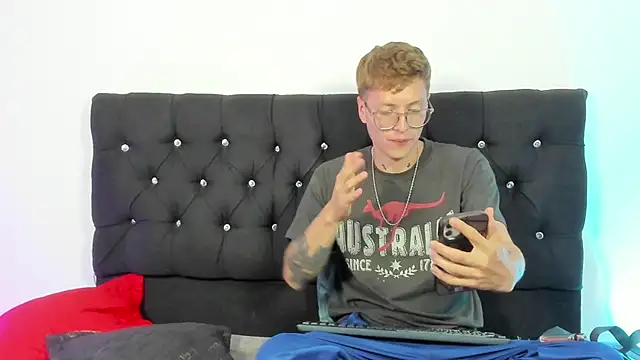 Snapshot of A_sexy_couple__ chatting on 10-05-25, 02:02 A sexy couple   online show from 10-05-25, 02:02