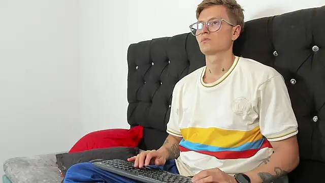 Snapshot of A_sexy_couple__ chatting on 10-05-25, 09:16 A sexy couple   online show from 10-05-25, 09:16