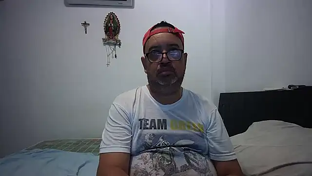 Snapshot of djtomxxx2777 chatting on 12-13-25, 08:37 djtomxxx2777 online show from 12-13-25, 08:37