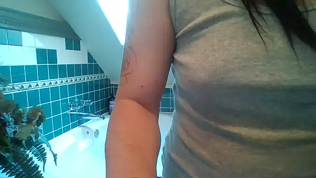 Snapshot of khloebanques chatting on 09-27-25, 10:05 khloebanques online show from 09-27-25, 10:05