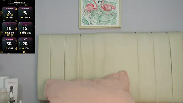 Snapshot of amy_le01 chatting on 06-12-26, 02:04 amy le01 online show from 06-12-26, 02:04