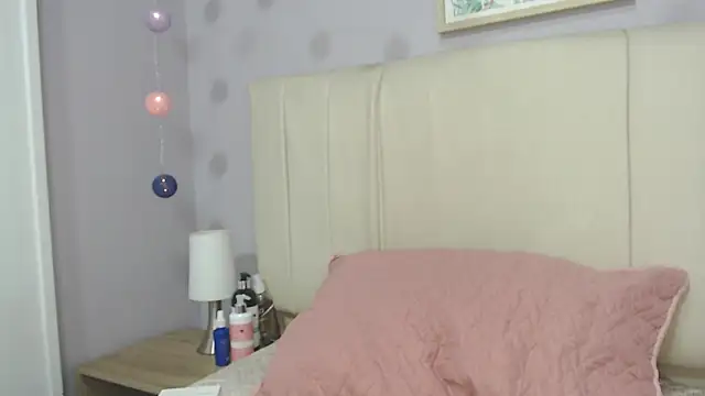 Snapshot of amy_le01 chatting on 03-04-25, 01:17 amy le01 online show from 03-04-25, 01:17