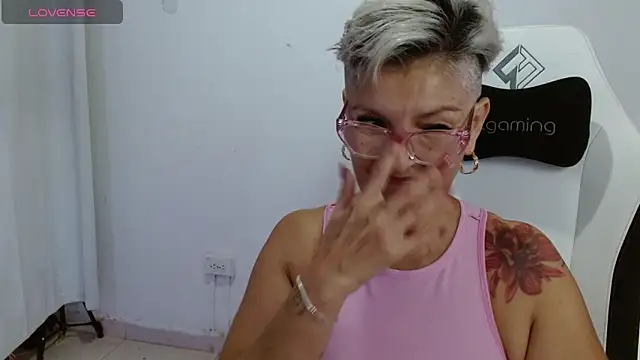 Snapshot of bety-cum2 chatting on 05-09-26, 11:57 bety-cum2 online show from 05-09-26, 11:57