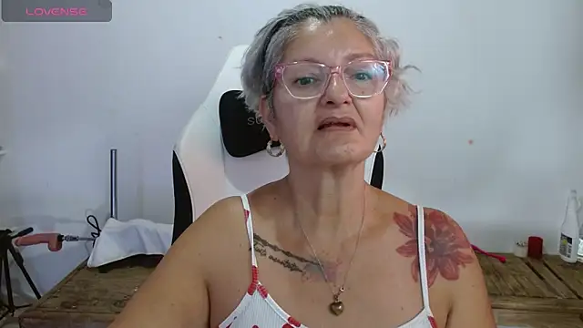 Snapshot of bety-cum2 chatting on 04-28-26, 10:41 bety-cum2 online show from 04-28-26, 10:41