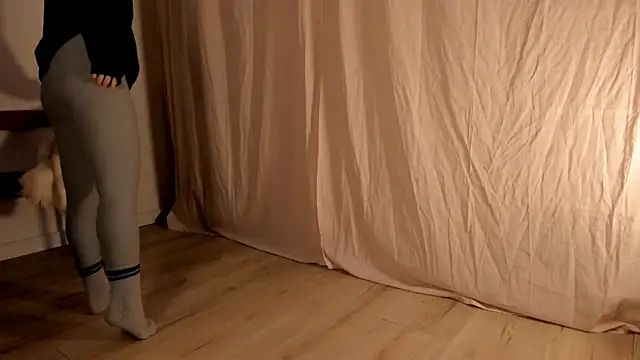 Snapshot of hee_jeen chatting on 02-21-25, 04:05 hee jeen online show from 02-21-25, 04:05