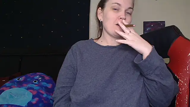 Snapshot of ToxicLilly chatting on 10-12-25, 07:43 ToxicLilly online show from 10-12-25, 07:43