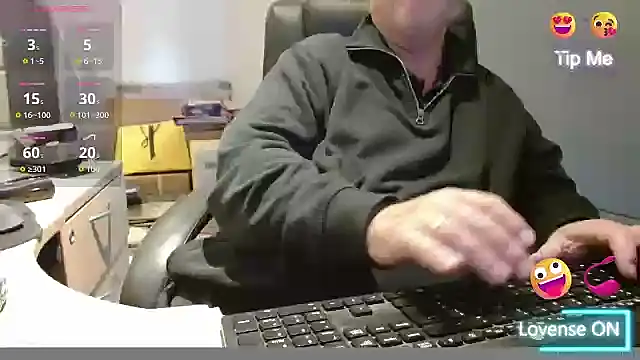 Snapshot of bigbadjon69 chatting on 10-20-25, 02:28 bigbadjon69 online show from 10-20-25, 02:28