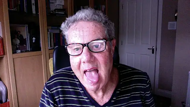 Snapshot of Oldpistolpete chatting on 02-11-25, 10:25 Oldpistolpete online show from 02-11-25, 10:25