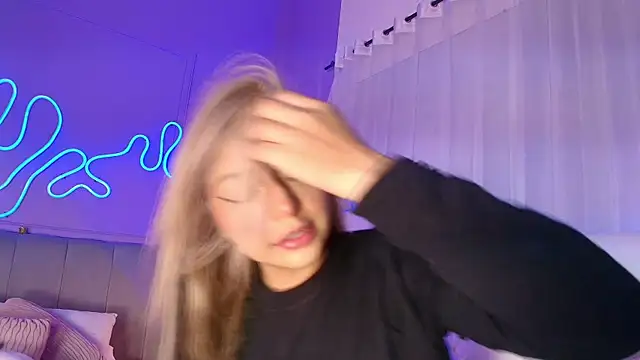 Snapshot of Sofly_s chatting on 03-25-26, 11:42 Sofly s online show from 03-25-26, 11:42