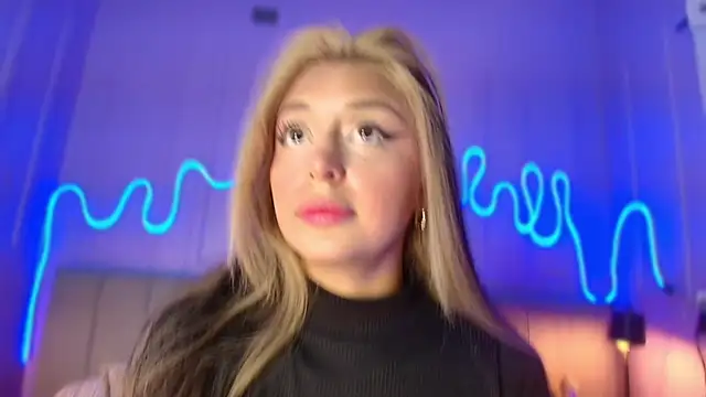 Snapshot of Sofly_s chatting on 04-16-26, 11:44 Sofly s online show from 04-16-26, 11:44