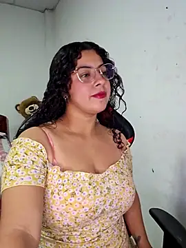 Snapshot of Mary_pinkish chatting on 11-18-25, 12:48 Mary pinkish online show from 11-18-25, 12:48