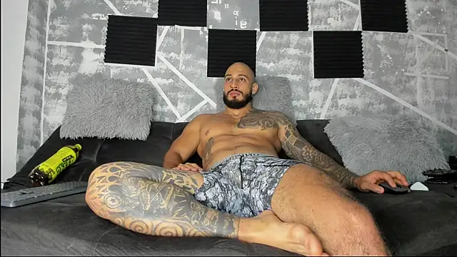 Snapshot of leonidas_18k chatting on 05-17-26, 03:39 leonidas 18k online show from 05-17-26, 03:39