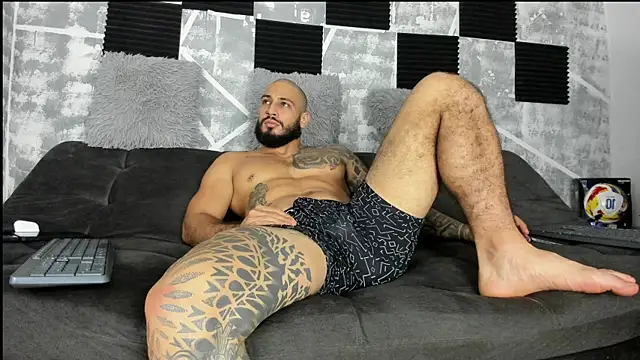 Snapshot of leonidas_18k chatting on 06-10-26, 03:30 leonidas 18k online show from 06-10-26, 03:30