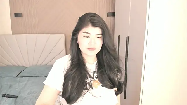 Snapshot of mia_lui chatting on 06-13-26, 11:19 mia lui online show from 06-13-26, 11:19