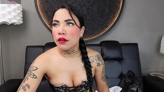 Snapshot of miss_vaiolette chatting on 05-28-26, 11:05 miss vaiolette online show from 05-28-26, 11:05