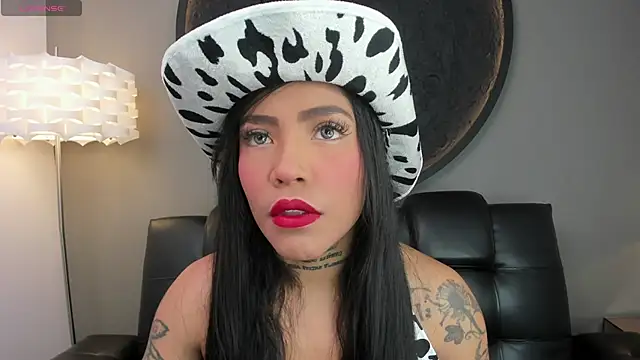 Snapshot of miss_vaiolette chatting on 02-15-25, 11:06 miss vaiolette online show from 02-15-25, 11:06
