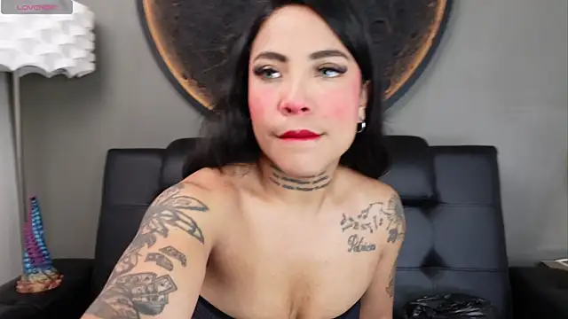Snapshot of miss_vaiolette chatting on 05-11-26, 11:11 miss vaiolette online show from 05-11-26, 11:11