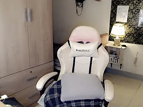 Snapshot of french_cheska chatting on 09-14-25, 02:06 french cheska online show from 09-14-25, 02:06