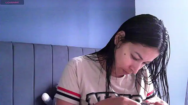 Snapshot of Sweet-Angie chatting on 05-11-26, 04:04 Sweet-Angie online show from 05-11-26, 04:04