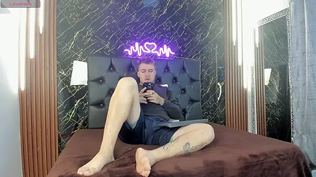 keane lee online show from 11-06-25, 01:04