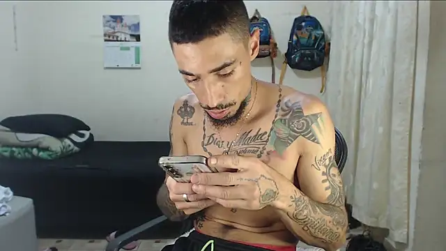 Snapshot of emiliano_hottt chatting on 04-24-26, 08:55 emiliano hottt online show from 04-24-26, 08:55