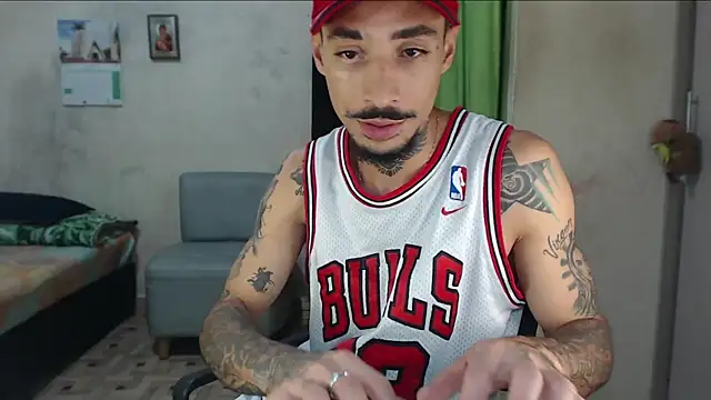 Snapshot of emiliano_hottt chatting on 07-24-26, 03:19 emiliano hottt online show from 07-24-26, 03:19