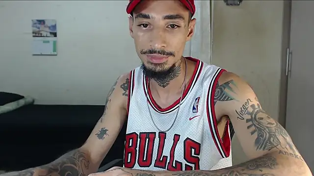 Snapshot of emiliano_hottt chatting on 04-28-26, 02:27 emiliano hottt online show from 04-28-26, 02:27