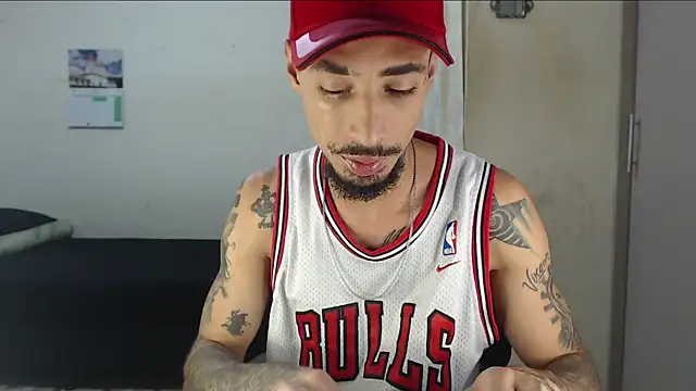 Snapshot of emiliano_hottt chatting on 04-27-26, 01:53 emiliano hottt online show from 04-27-26, 01:53