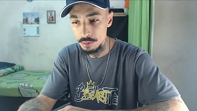 Snapshot of emiliano_hottt chatting on 06-10-26, 12:28 emiliano hottt online show from 06-10-26, 12:28