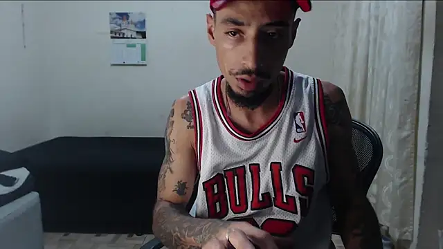 Snapshot of emiliano_hottt chatting on 04-24-26, 02:02 emiliano hottt online show from 04-24-26, 02:02
