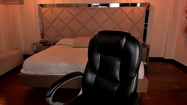 MaryLewis  online show from 04-12-26, 06:00