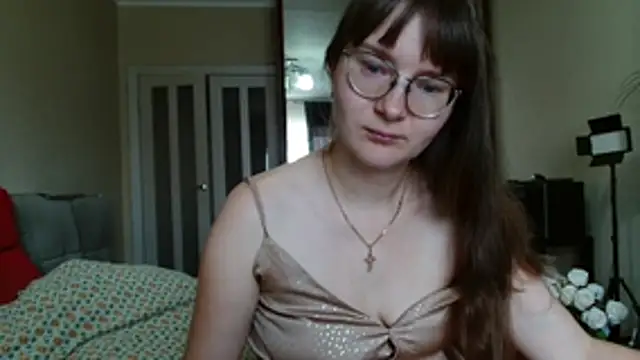 Snapshot of KiraGoldens chatting on 06-17-26, 06:24 KiraGoldens online show from 06-17-26, 06:24