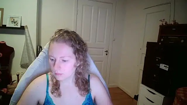 Girlnina-1995 online show from 12-16-25, 10:30