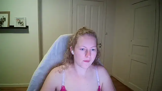 Girlnina-1995 online show from 10-13-25, 08:21