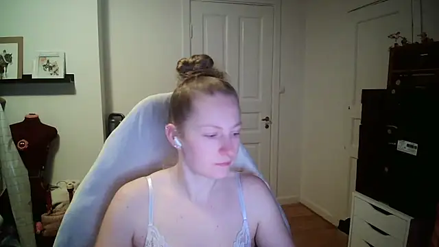 Girlnina-1995 online show from 12-18-25, 10:08