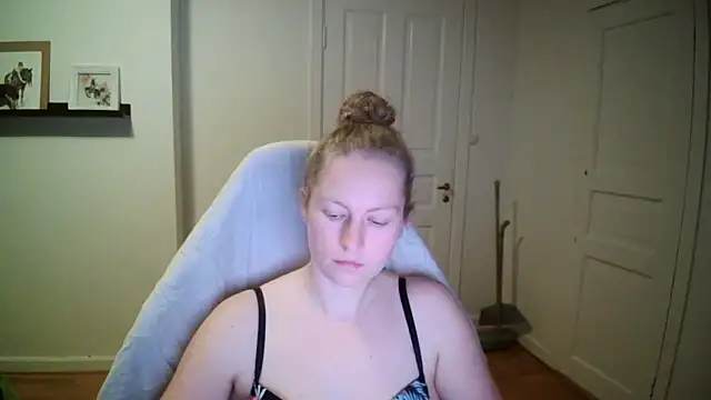 Girlnina-1995 online show from 10-16-25, 07:44