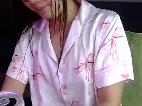 Bee 2k online show from 10-31-25, 04:42