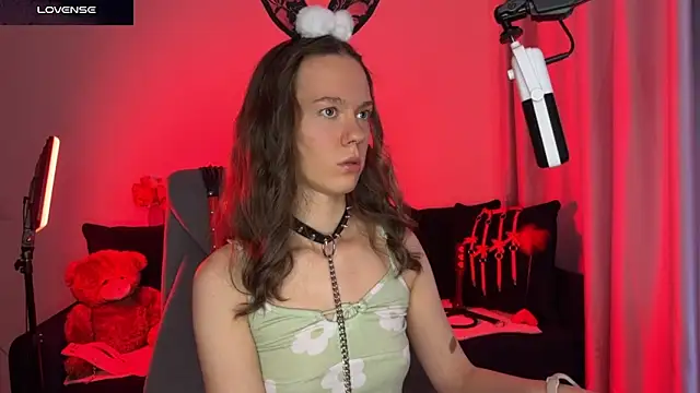 Snapshot of DivineBite chatting on 09-21-25, 03:28 DivineBite online show from 09-21-25, 03:28