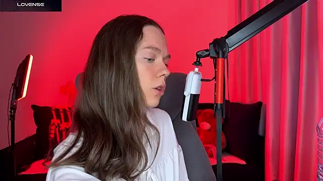 Snapshot of DivineBite chatting on 09-18-25, 03:04 DivineBite online show from 09-18-25, 03:04