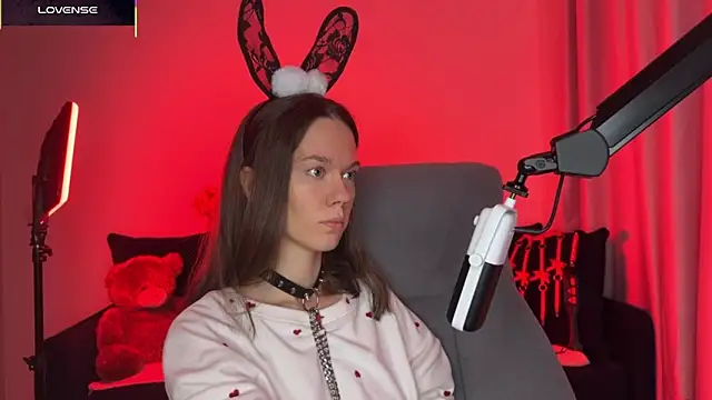 Snapshot of DivineBite chatting on 10-29-25, 03:11 DivineBite online show from 10-29-25, 03:11